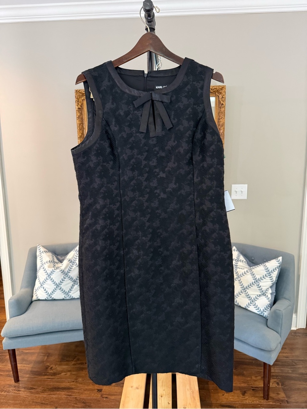Karl Lagerfeld Black Textured Lace Sleeveless Bow-Trim Shift Dress